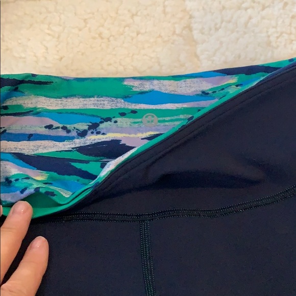 Lululemon reversible running crops. Size 6 - Picture 9 of 9